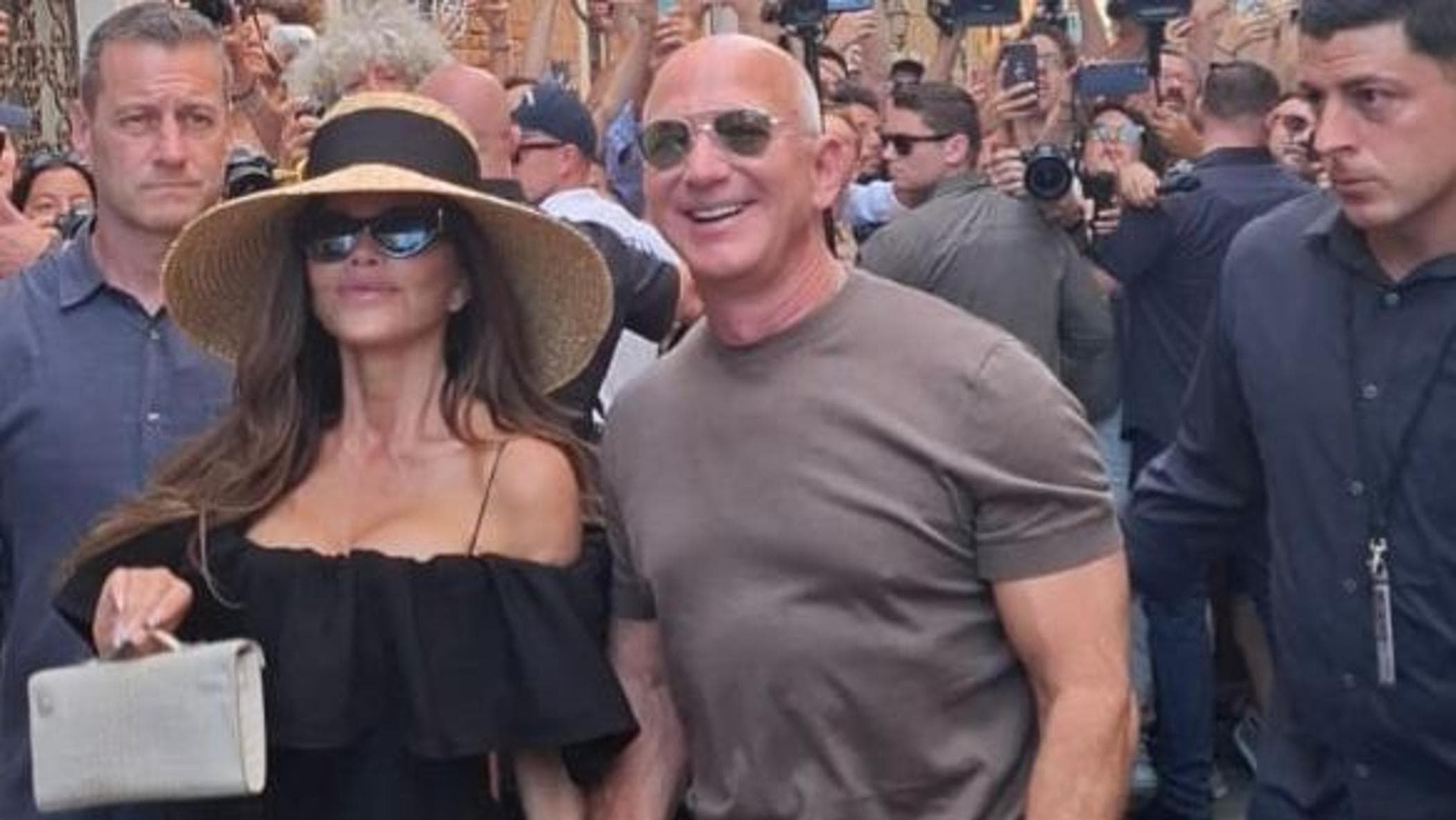 Matrimonio Bezos Sanchez, il gran ballo all’Arsenale. Bacio degli sposi sul Canal Grande, il Comune contro il corteo dei contestatori