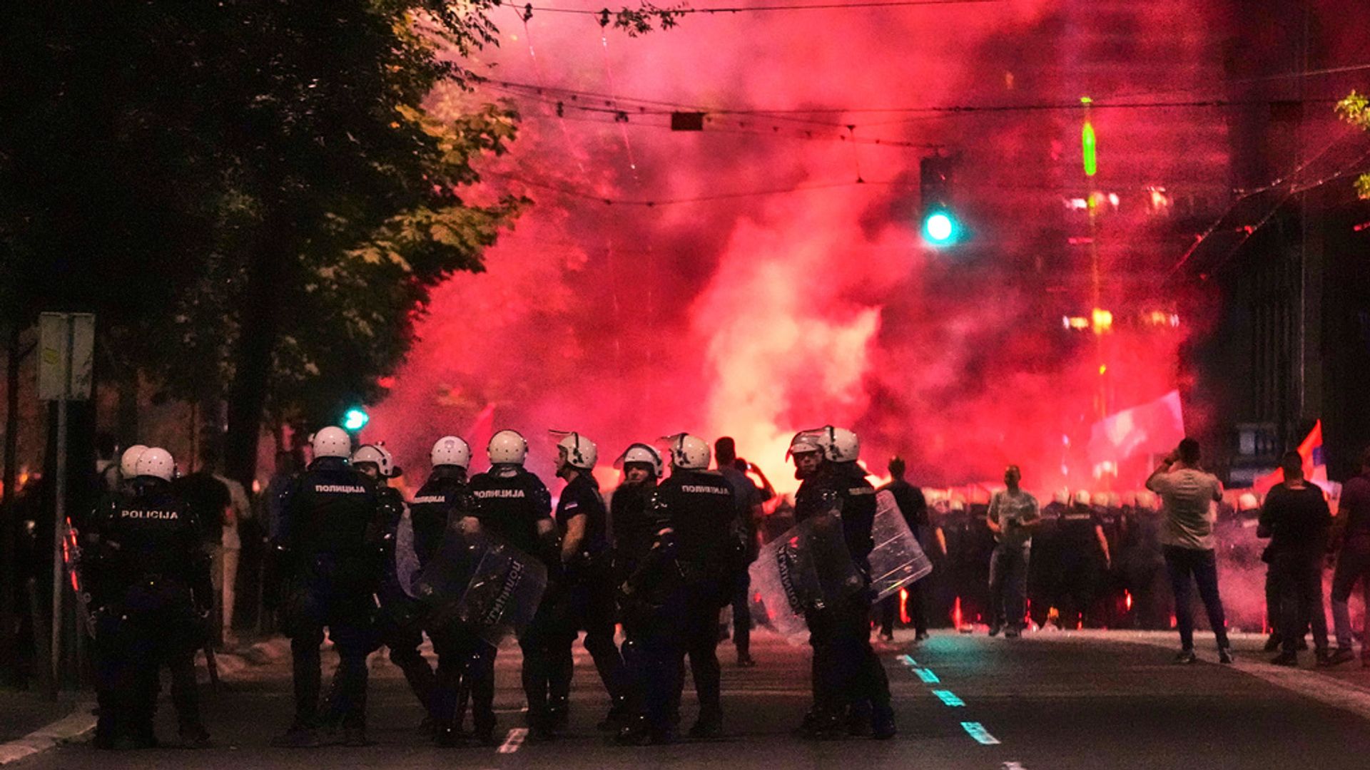 Scontro tra la polizia antisommossa e i manifestanti che chiedono la fine del governo del presidente serbo
