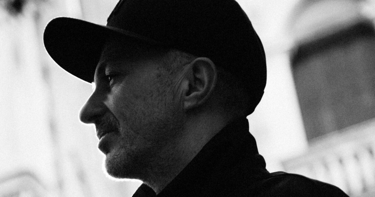 “Il capitalismo ha fallito, la gente è depressa. Si parla di far finire le guerre, ma alla fine serve farle perché bisogna vendere le armi”: il ritorno di Samuel Romano