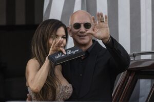 Lauren Sánchez condivide il suo nuovo nome sulla clutch: “Chiamatemi signora Bezos”