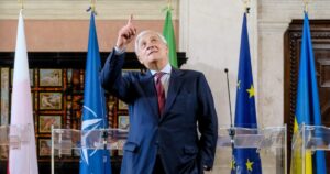 Tajani insiste: “La bandiera europea è blu come il manto della Madonna e con le 12 stelle delle tribù d’Israele”. E il post su X viene segnalato