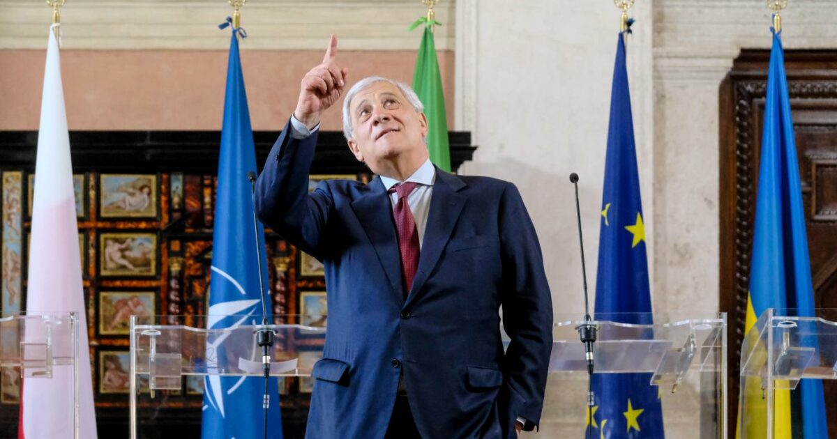 Tajani insiste: “La bandiera europea è blu come il manto della Madonna e con le 12 stelle delle tribù d’Israele”. E il post su X viene segnalato