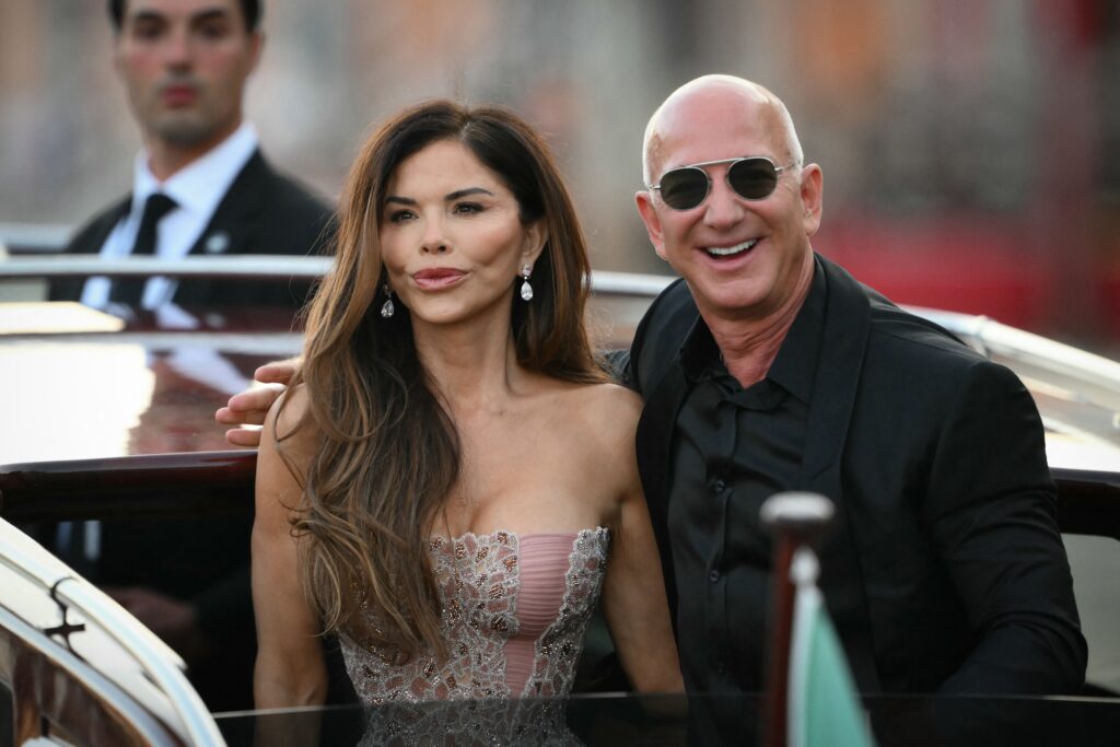 Charlize Theron, Rosie O’Donnell e altri hanno parole dure per il matrimonio “disgustoso” di Jeff Bezos