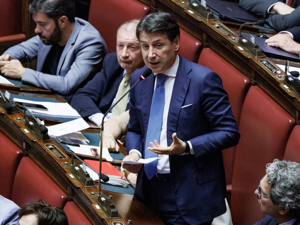 Conte attacca Meloni e dà i numeri sui migranti. FdI: “Prenda atto di non saper contare”