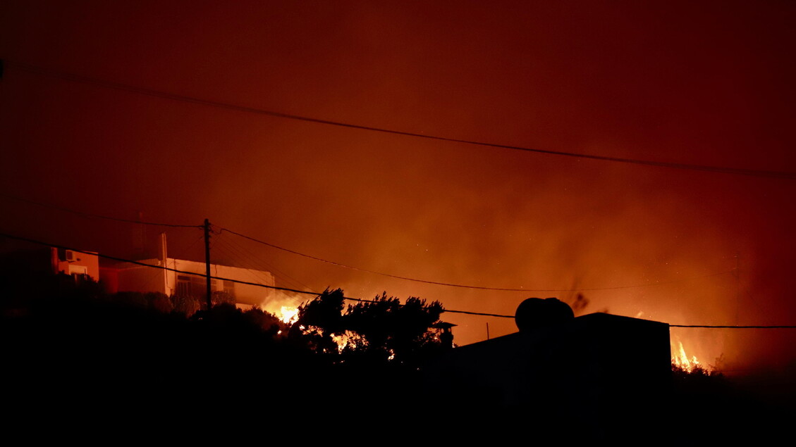 Maxi incendio a Creta, turisti e residenti in fuga