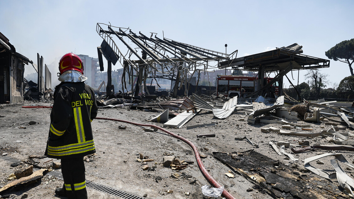 Esplosione ad un distributore a Roma, 45 feriti, due sono gravi