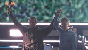 I fratelli Gallagher si danno il cinque e si abbracciano quando gli Oasis si riuniscono sul palco dopo 16 anni