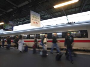 Siriano attacca con l’ascia i passeggeri di un treno diretto a Vienna: ci sono feriti