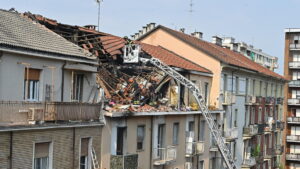 L’esplosione nella palazzina a Torino era dolosa, un arresto. Il fermato voleva colpire la ex fidanzata