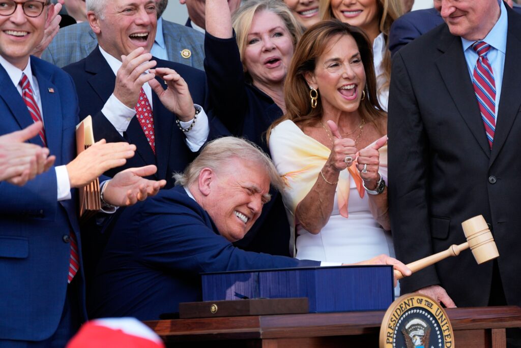 Indovinate chi sta pagando parte della “grande bolletta” del presidente Donald Trump?