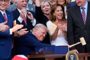 Indovinate chi sta pagando parte della “grande bolletta” del presidente Donald Trump?