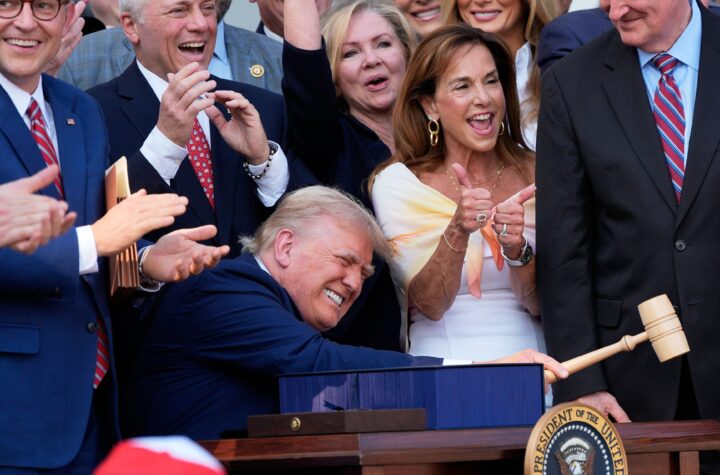 Indovinate chi sta pagando parte della “grande bolletta” del presidente Donald Trump?