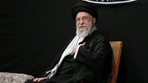 Sfiducia a Teheran mentre Khamenei fa la sua apparizione