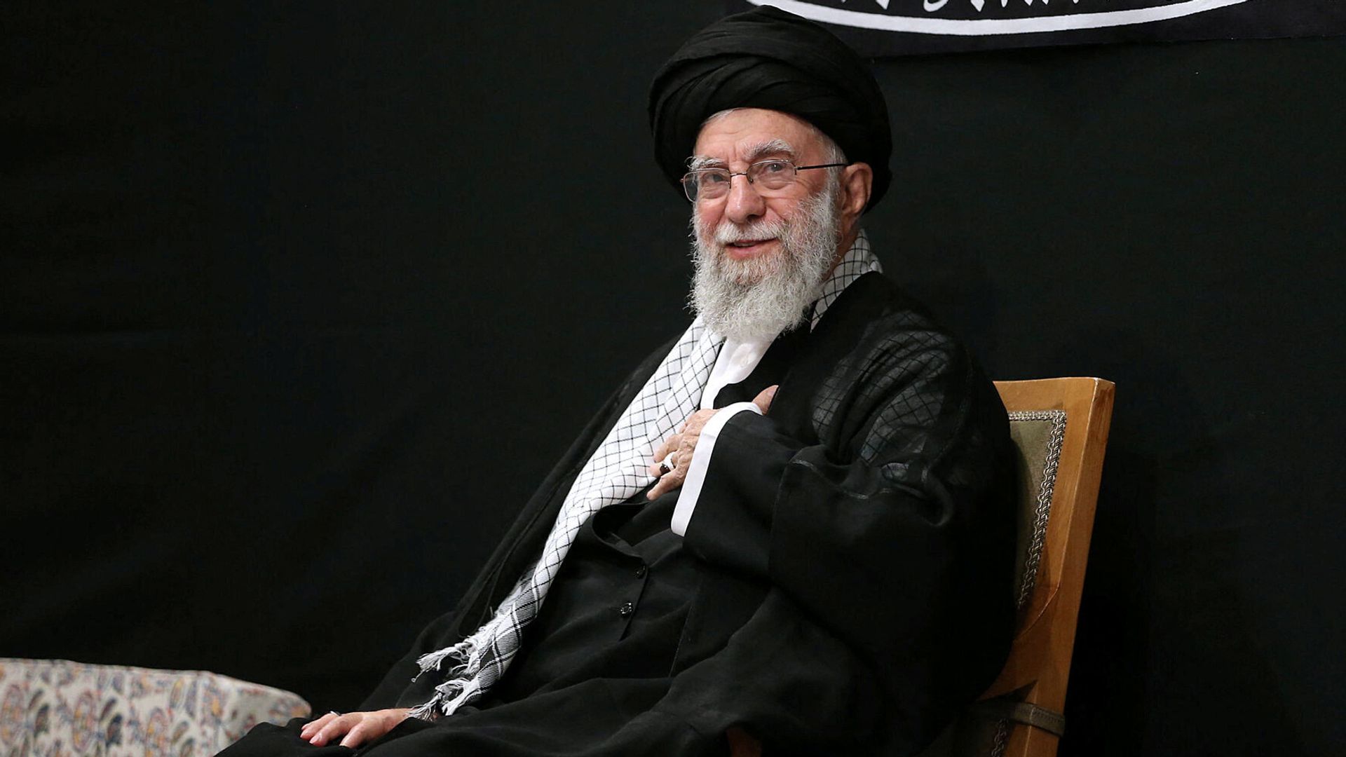 Sfiducia a Teheran mentre Khamenei fa la sua apparizione