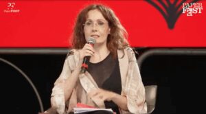 “Renzi, il rottamato”, Daniela Ranieri dialoga con Alessandro Di Battista: rivedi l’incontro a Paper Fest