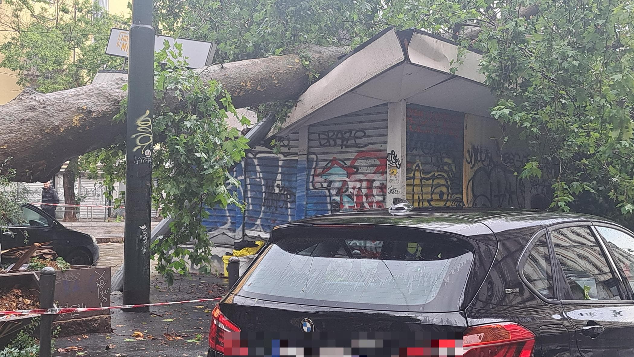 Il Nord Italia nella tempesta, donna schiacciata da un albero. Oggi ancora allerta per 12 regioni