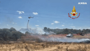 Incendi a Sassari e alla Maddalena, fiamme vicino alle case: persone evacuate via mare