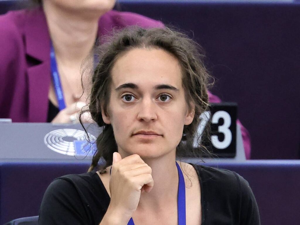 Rackete lascia il seggio Ue. “Non mancherà a nessuno”. Il flop della capitana Ong che sfidò la motovedetta