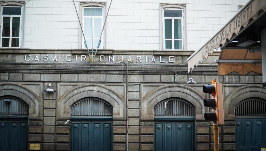 Due detenuti evadono nella notte dal carcere di Poggioreale