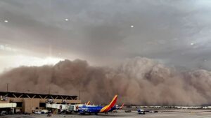 Un’enorme tempesta di polvere lascia migliaia di persone senza elettricità e acceca gli automobilisti nel sud-ovest degli Stati Uniti