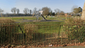 Un bambino di 12 anni muore dopo essere caduto nel parco giochi del parco