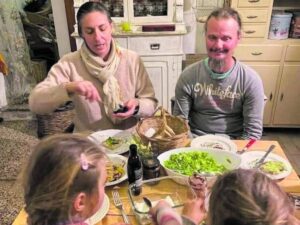 Parla il padre della famiglia nel bosco: “Riporterò a casa i miei figli”