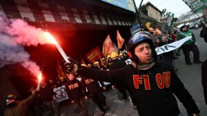 Ex Ilva, tensione a Genova al tribunale dello sciopero generale. La polizia usa i lacrimogeni