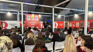 Più libri più liberi 2025: la diretta dall’Arena Repubblica Robinson di oggi. Giuli: “Meglio contestare che censurare”
