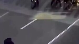 Siede e affronta gli agenti in moto a Teheran, il video è virale