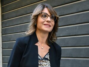 “Fa propaganda per il Sì con le bandierine”. L’ultima sparata del M5s contro Cerno. La replica del direttore: “Dolores de panza per la libertà di stampa”