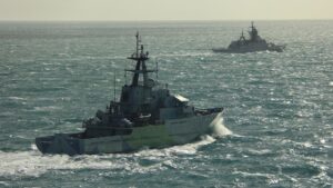 La Marina Militare controlla la nave da guerra russa e la petroliera sanzionata nel Canale della Manica