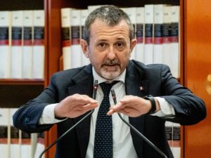 Il sottosegretario degli spari di Capodanno finito nella bufera per anarchici e bistecche