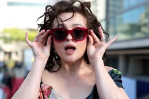 L’improvvisa partenza di Helena Bonham Carter è l’ultimo mistero del Loto Bianco