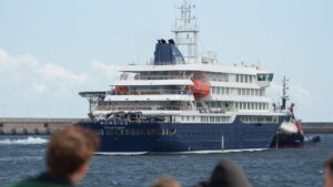 Hantavirus: evacuazione conclusa, la nave Hondius salpata per i Paesi Bassi. Due italiani in quarantena obbligatoria