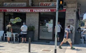 Colpisce un uomo in un bar: «Mi sono divertito, appena esco lo rifaccio»
