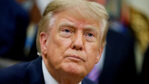 Trump intende creare un’unità dedicata all’intelligenza artificiale, mentre una causa legale sostiene che alcune aziende abbiano concordato illegalmente di rallentare lo sviluppo