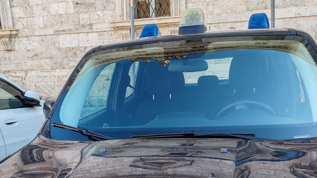 Accoltellata alle spalle da uno sconosciuto, una ventenne è in gravi condizioni
