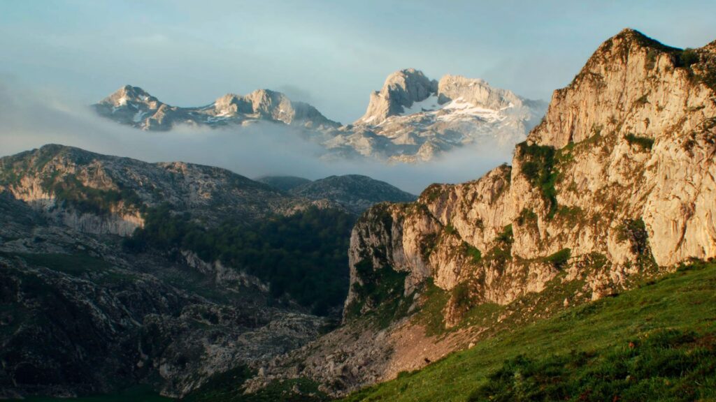 Alpinista britannico di 28 anni muore dopo una caduta in prossimità della vetta di una montagna spagnola