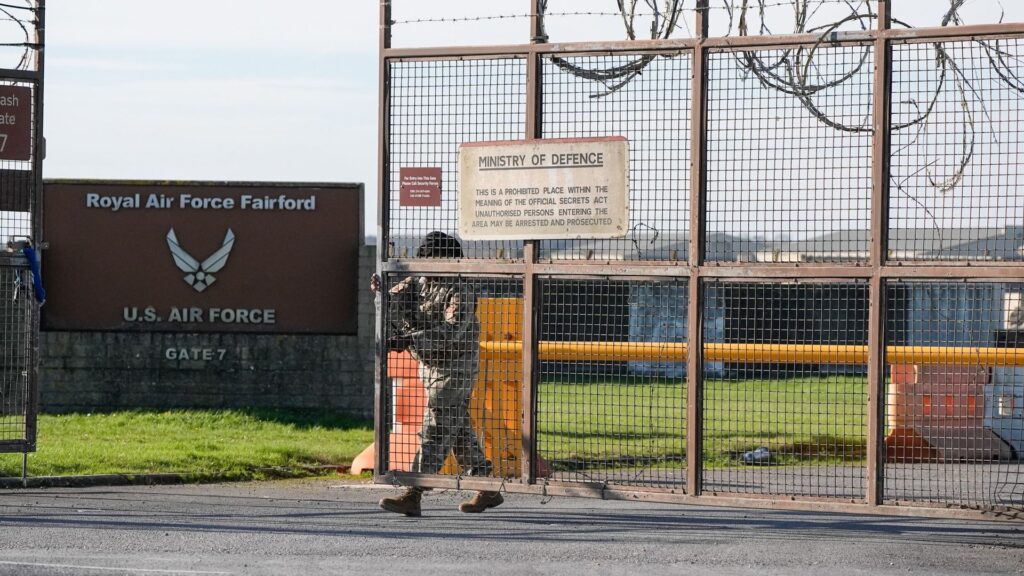 La polizia antiterrorismo arresta un cittadino britannico-iraniano nell’ambito delle indagini sulla base della RAF di Fairford