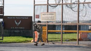 La polizia antiterrorismo arresta un cittadino britannico-iraniano nell’ambito delle indagini sulla base della RAF di Fairford