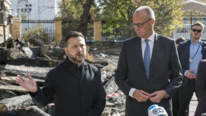 Ucraina: Merz a sorpresa a Kiev sotto i bombardamenti, «Putin, ferma la guerra»