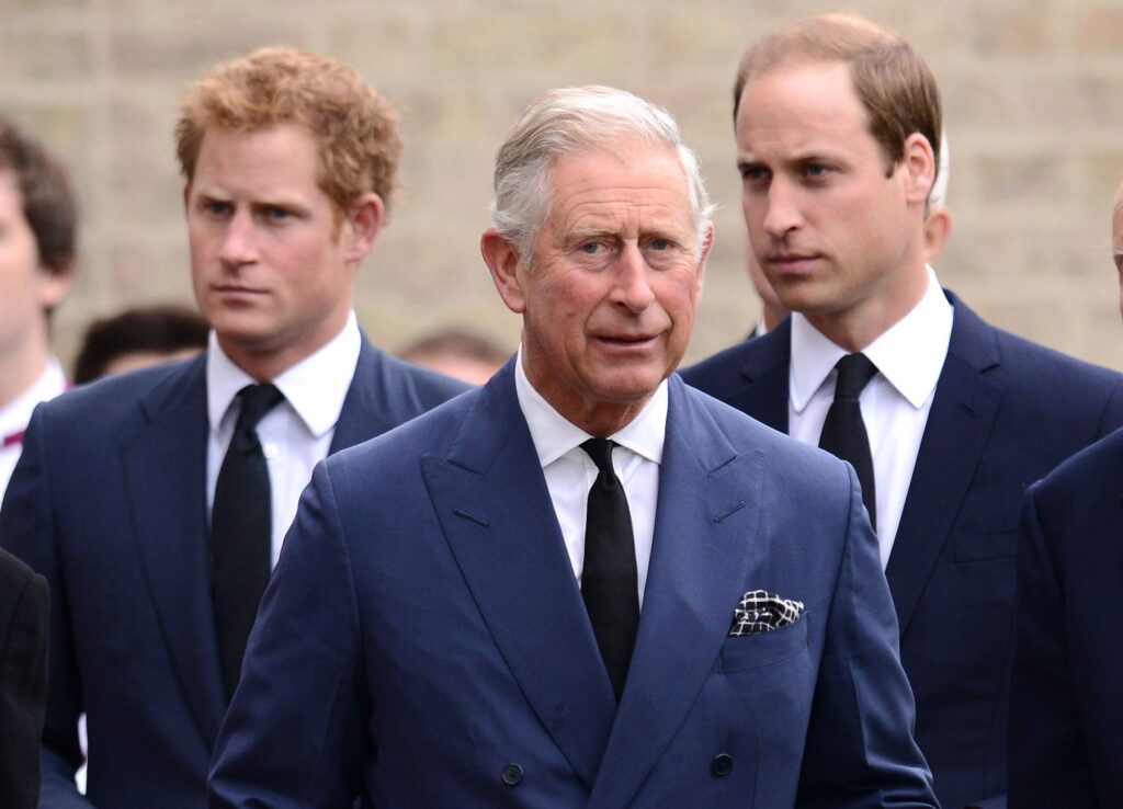 Come re Carlo III intende riconciliare il principe Harry e il principe William