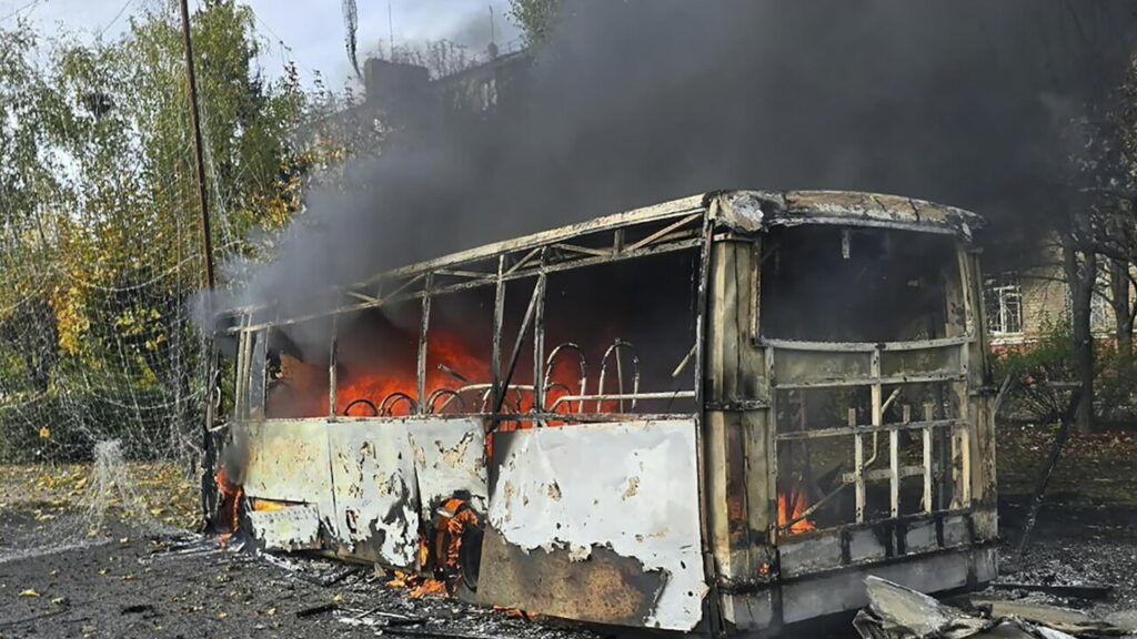 Un attacco russo contro gli autobus provoca una strage a Kramatorsk: almeno 33 morti