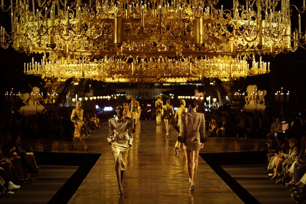Alla Settimana della Moda di Parigi, gli stilisti di Saint Laurent, Dior, Chanel e altre case di moda si confrontano con la propria eredità