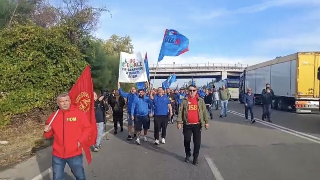 Ex Ilva, sciopero di 24 ore in tutti gli stabilimenti. Sit-in e blocchi a Taranto, corteo a Genova
