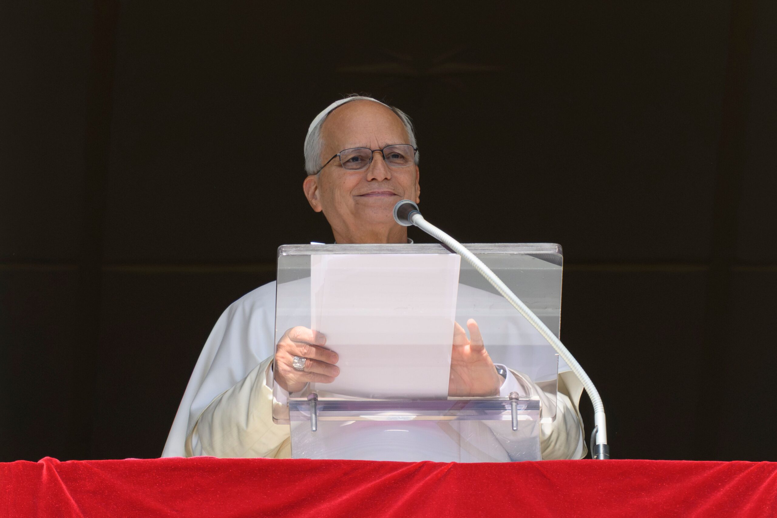 Papa Leone XIV annuncia un problema di salute durante la messa domenicale