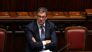 Giorgetti alla Camera: «Nubi all’orizzonte, continuiamo a consolidare»