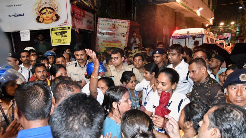 Una calca durante una festa religiosa provoca almeno 17 morti e decine di feriti in India