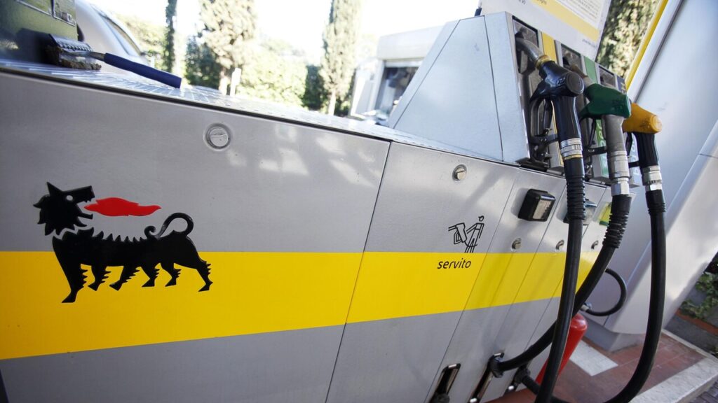 L’Eni fissa un tetto massimo per i carburanti: 2,19 euro per il gasolio, 1,99 per la benzina