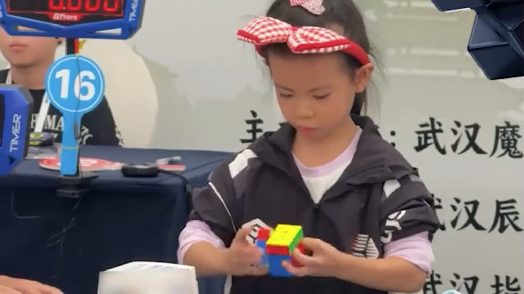La cinese, a 6 anni, batte due volte il record mondiale femminile del cubo di Rubik